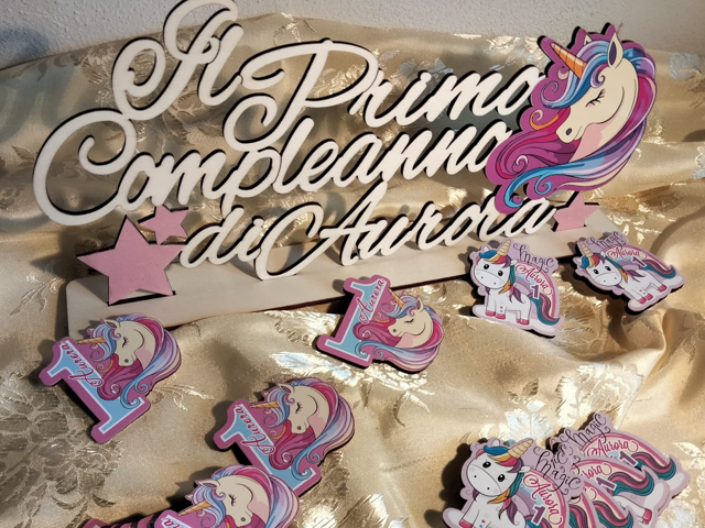 Decorazione da Tavolo per Compleanno  Tema Unicorno - Misure: 15 x 35 cm, Personalizzabile 🦄🎂