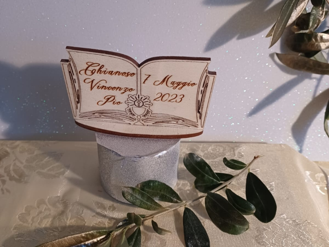 Decorazione per la Prima Comunione - Libro con Incisione Personalizzata - Dimensioni 5.5 x 10 cm 📖⛪