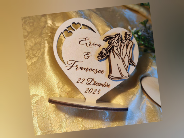 👰🤵 Decorazione Sposi - Incisione Personalizzata - con Sposi in Rilievo - Con Base 🌈 mod.2